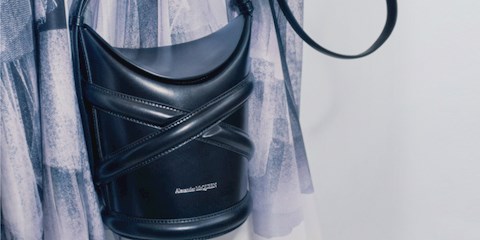 ALEXANDER MCQUEEN CURVE BAG İLE TANIŞIN