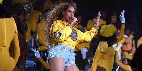 BEYONCE VE SOLANGE COACHELLA SAHNESİNDE DÜŞTÜ