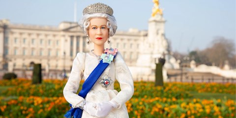 BARBIE, KRALİÇE II. ELIZABETH’İN 96. DOĞUM GÜNÜNÜ KUTLUYOR