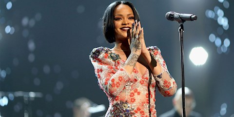 RIHANNA YENİ BİR MARKA MI ÇIKARIYOR?