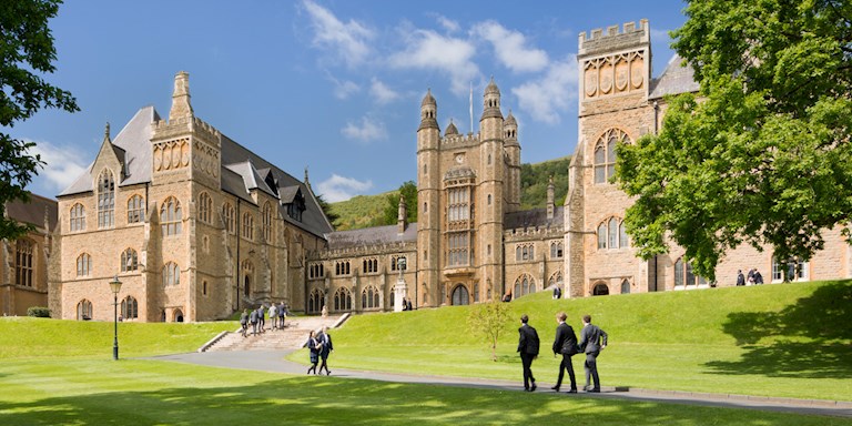 İNGİLTERE’NİN EN KÖKLÜ OKULLARI ÇIRAĞAN’DA!