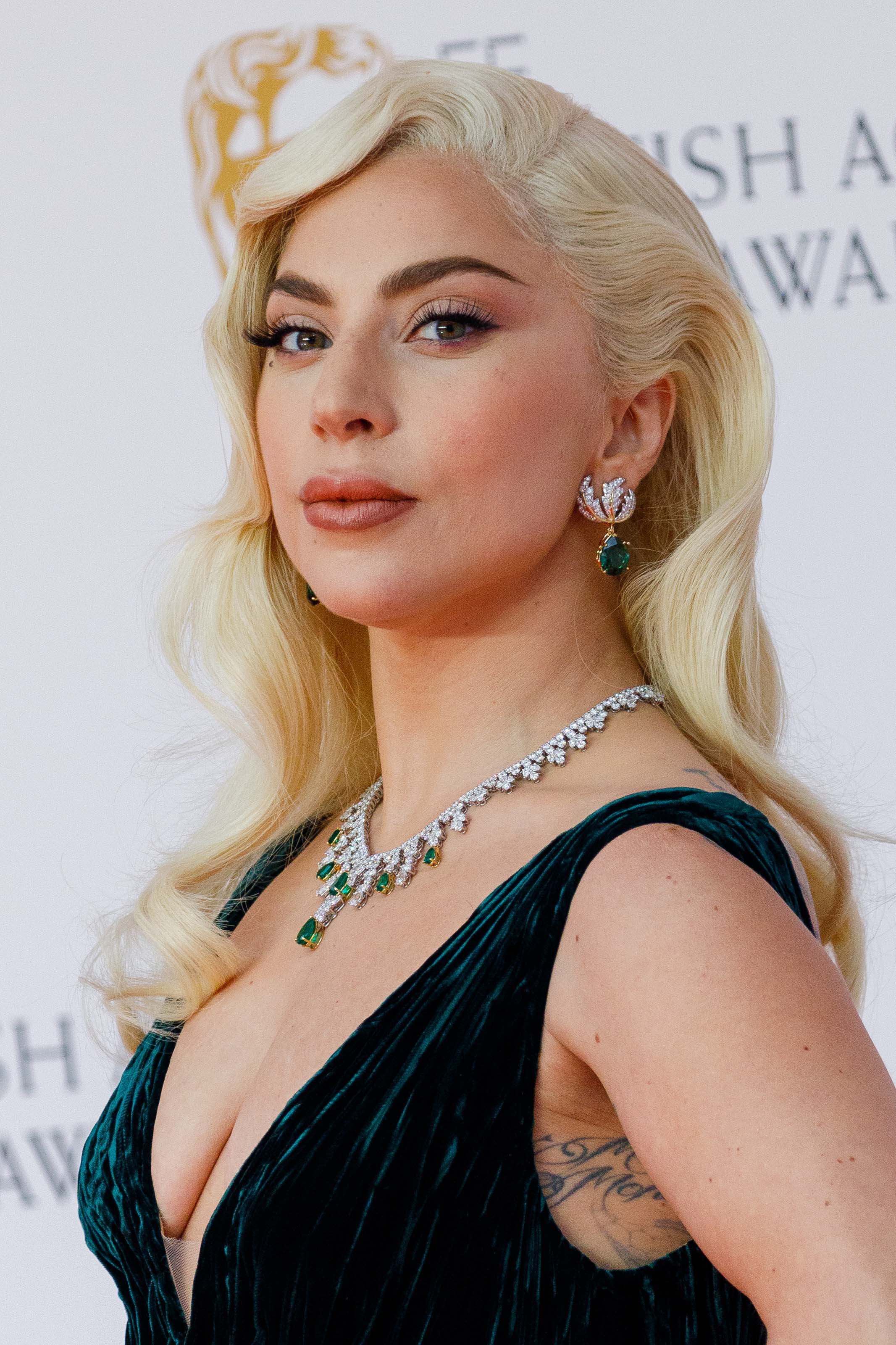 LADY GAGA’NIN BAFTA KIRMIZI HALI CAZİBESİ