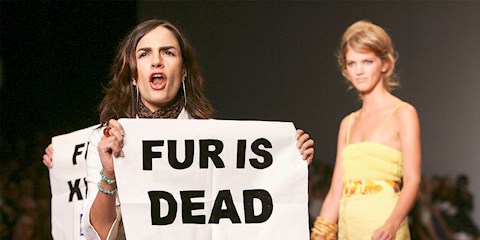 ANTİ-KÜRK AKTİVİSTLERİ LONDRA MODA HAFTASINDA