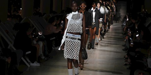 MIU MIU, MİKRO-MİNİ SETİ YENİDEN KEŞFETTİ