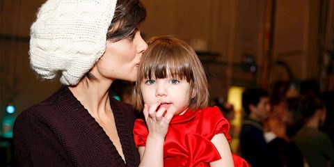 KATIE HOLMES, KIZI SURI’NİN RESMİNİ PAYLAŞTI
