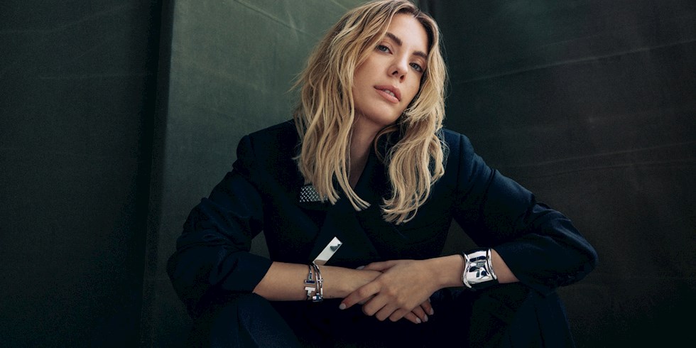 DÜNYAYA SEVGİYLE BAKIYOR: EDA ECE 