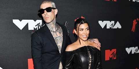 TRAVIS BARKER, KOURTNEY KARDASHIAN’A EVLENME TEKLİFİ ETTİ