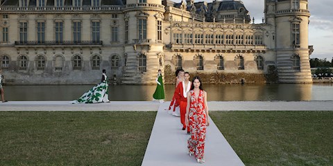 FRANSIZ LÜKS GRUBUNDAN SÜRPRİZ “VALENTINO” ADIMI