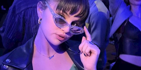 SELENA GOMEZ’İN IŞILTILI GÜNEŞ GÖZLÜĞÜNDEN İLHAM ALIYORUZ