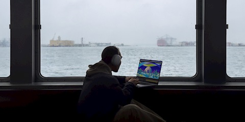 Apple Yeni MacBook Pro'yu Tanıttı 