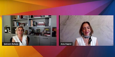 ARZU KAPROL: ‘’MODA, ZAMANIN RUHUNU KIYAFETLERLE İFADE ETME HALİDİR’’