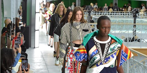 CANLI YAYIN: LOUIS VUITTON İLKBAHAR / YAZ 2022 DEFİLESİ 