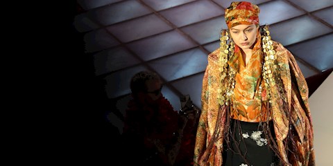 GIGI HADID, MODA AYI KAZANCINI UKRAYNA YARDIMINA BAĞIŞLIYOR