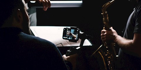 ÖDÜLLÜ YÖNETMEN CAZ FESTİVALİ İÇİN iPHONE İLE FİLM ÇEKTİ