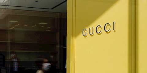 GUCCI, AŞI DAĞITIMINA DESTEK OLUYOR