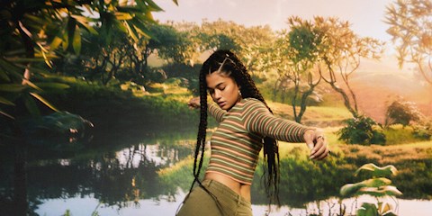 STRADIVARIUS, YENİ LOGOSUYLA İMAJINI GÜNCELLİYOR  