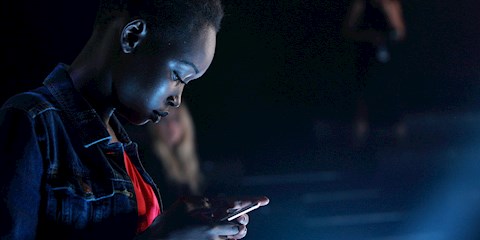 CİLDİNİZİ MAVİ IŞIKTAN KORUYUN