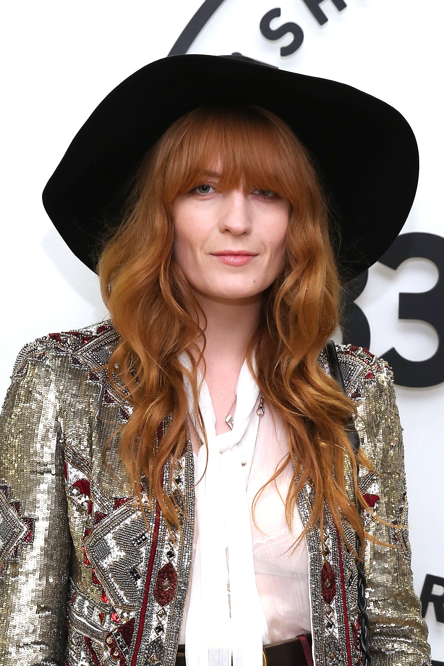 Florence Welch'dan uzun dalgalı bakır saç stili