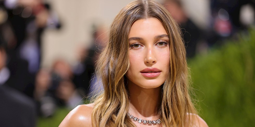 HAILEY BIEBER GÜZELLİK MARKASINDAN İLK GÖRÜNÜMLERİ PAYLAŞTI