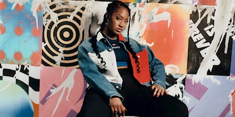 TOMMY JEANS SONBAHAR 22 KAMPANYASININ YÜZÜ GRAMMY ÖDÜLLÜ MÜZİSYEN TEMS 