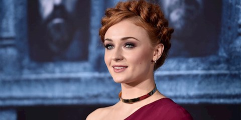 SOPHIE TURNER’IN EVİNDE BİR TAHT VAR!