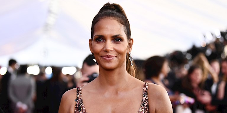 HALLE BERRY, OĞLUNA CİNSİYETÇİLİĞİ SORGULAMASINI ÖĞRETİYOR
