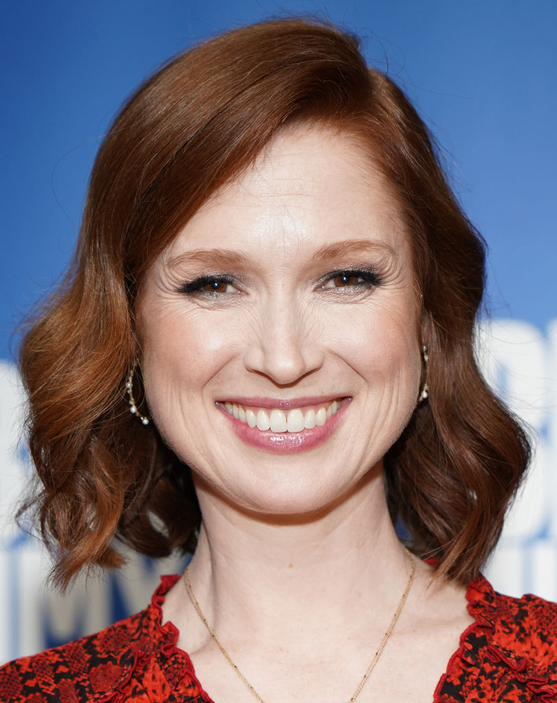 Ellie Kemper'den sade dalgalı bakır saç tarzı