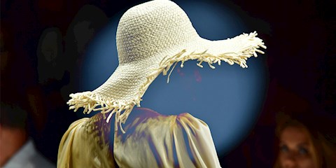 BOĞA BURCUNDA MAVİ AY 