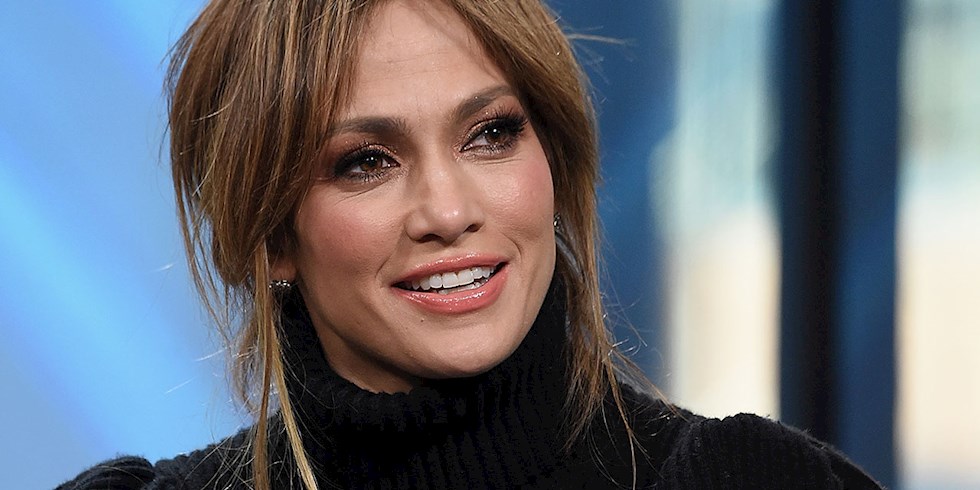 JENNIFER LOPEZ, AYAKKABI KOLEKSİYONU LANSMANINI EVDEN YAPTI