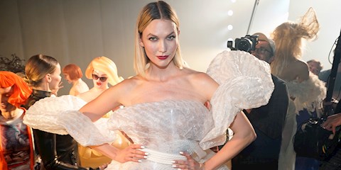 KARLIE KLOSS, DOĞUMDAN 5 AY SONRA KARIN KASLARI İLE KARŞIMIZDA
