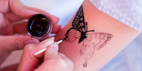 GEÇİCİ DÖVME: BİR YAZ TATİLİ KLASİĞİ