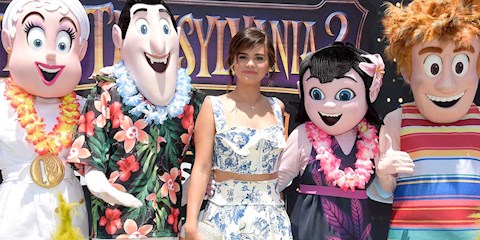 SELENA GOMEZ’İN İLGİNÇ AKSESUARI