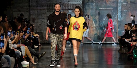 DENİZ BERDAN DEFİLESİNDE YÜRÜYEN SÜRPRİZ İSİMLER