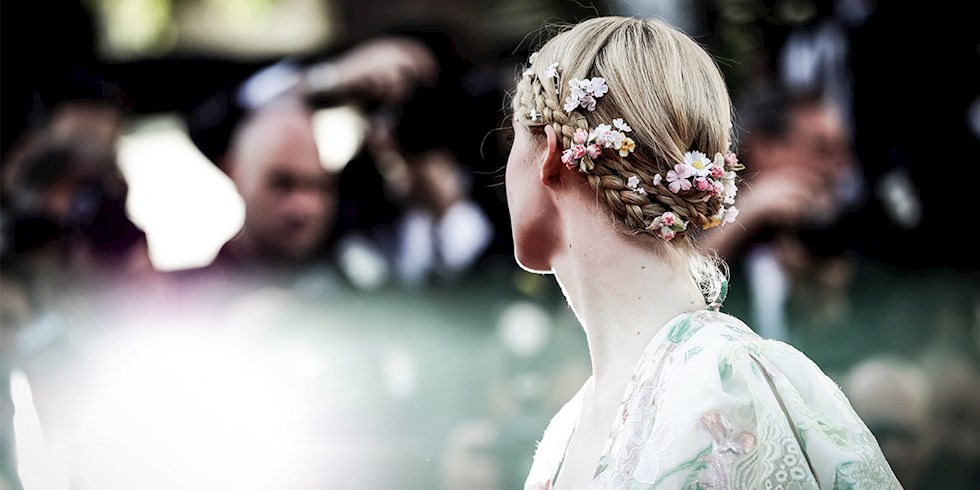 DAVETLER İÇİN ELBİSELERİNİZE UYGUN SAÇ MODELLERİ