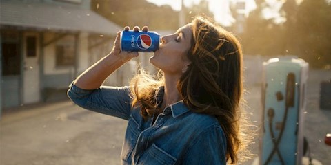 CINDY CRAWFORD 26 SENE ÖNCEKİ PEPSİ REKLAMINI YENİDEN CANLANDIRDI