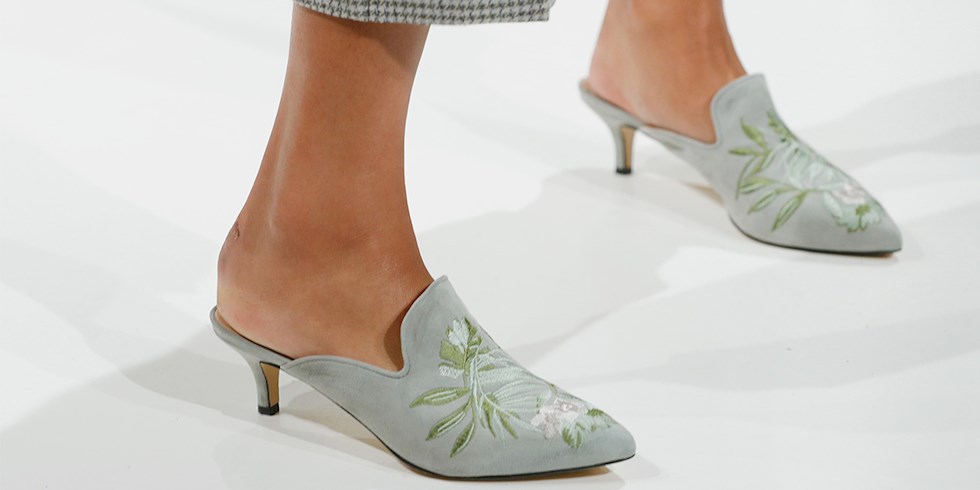 ‘DAD’ SNEAKERLARINDAN SONRA ‘MOM’ MULE TERLİKLERİ