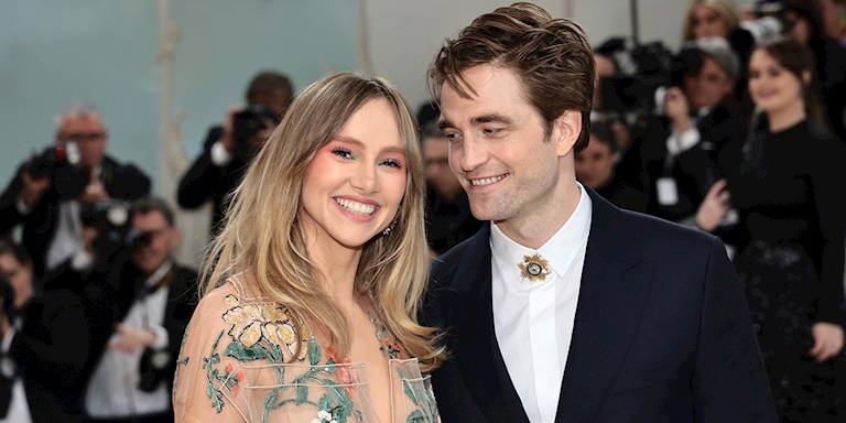 Suki Waterhouse ve Robert Pattinson İlk Bebeklerini Bekliyor