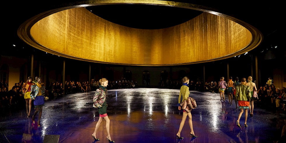 Paris Moda Haftası: Saint Laurent İlkbahar-Yaz 2025 Defilesi