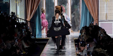 MOSCHINO'NUN MARIE ANTOINETTE'TEN İLHAM ALAN DEFİLESİ