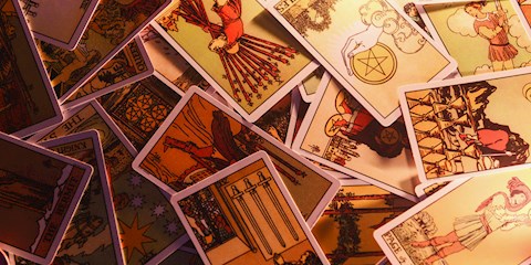 TAROT HAKKINDA BİLMENİZ GEREKENLER