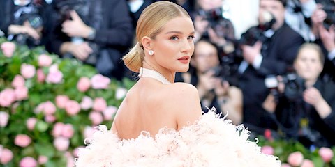 ROSIE HUNTINGTON-WHITELEY GÜZELLİK PROGRAMINA BAŞLIYOR!