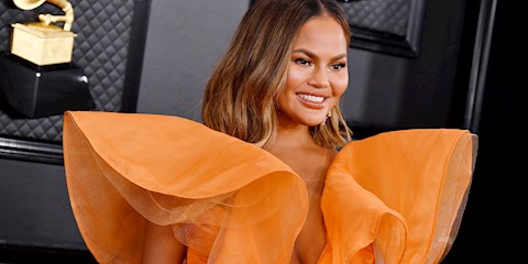 CHRISSY TEIGEN ‘BÜYÜLÜ’ YÜZ YAĞINI PAYLAŞTI