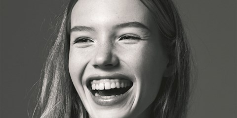 GÜLÜMSEMEYİ CİDDİYE ALIN