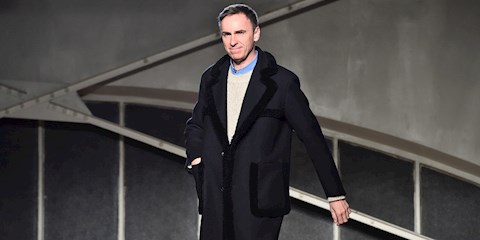 RAF SIMONS ARŞİVLERİNDEN 100 PARÇAYI YENİDEN SATIŞA SUNUYOR
