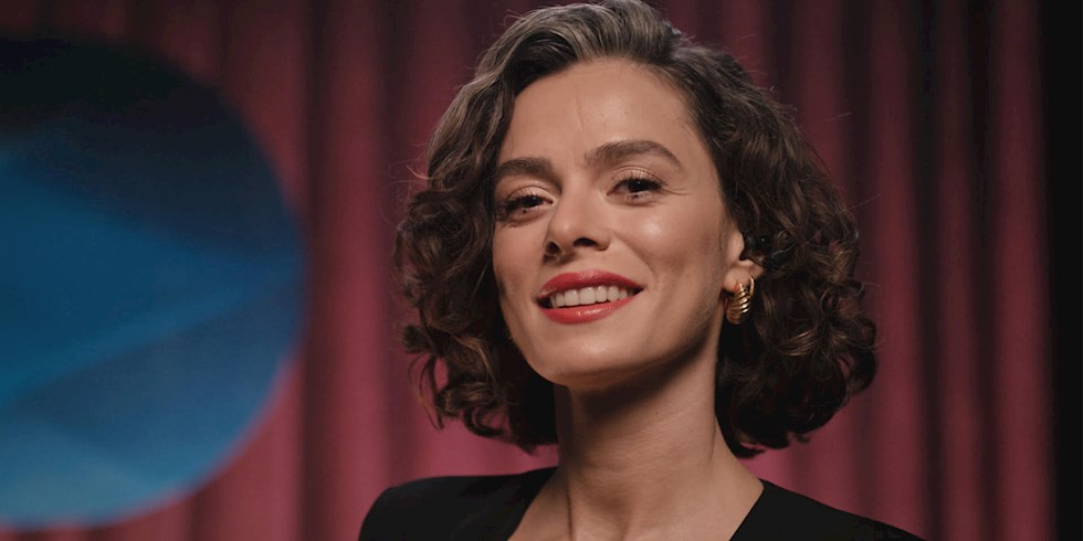 ÖZGE ÖZPİRİNÇCİ DOVE'UN EZBER BOZAN KAMPANYASINA DESTEK VERİYOR