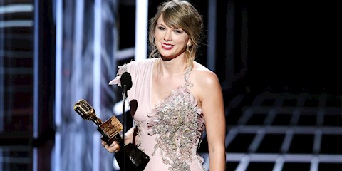 TAYLOR SWIFT KIZIL SAÇLI OLDU!