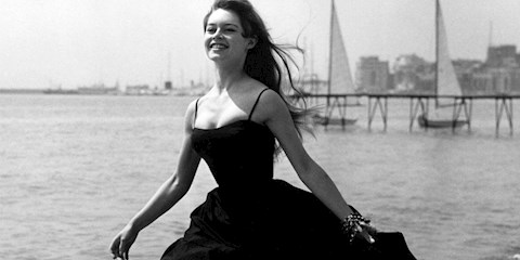 90 YILLIK KÜÇÜK SİYAH ELBİSELER AÇIK ARTIRMADA