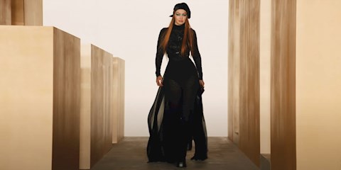 GIGI HADID PODYUMLARA DÖNDÜ