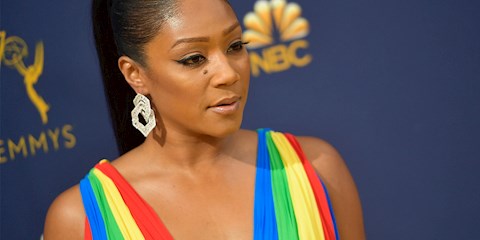 TIFFANY HADDISH GÖKKUŞAĞI ELBİSESİ İLE BABASINI ANDI