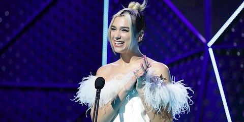 DUA LIPA’NIN ‘SATURDAY NIGHT LIVE’ STİLLERİ